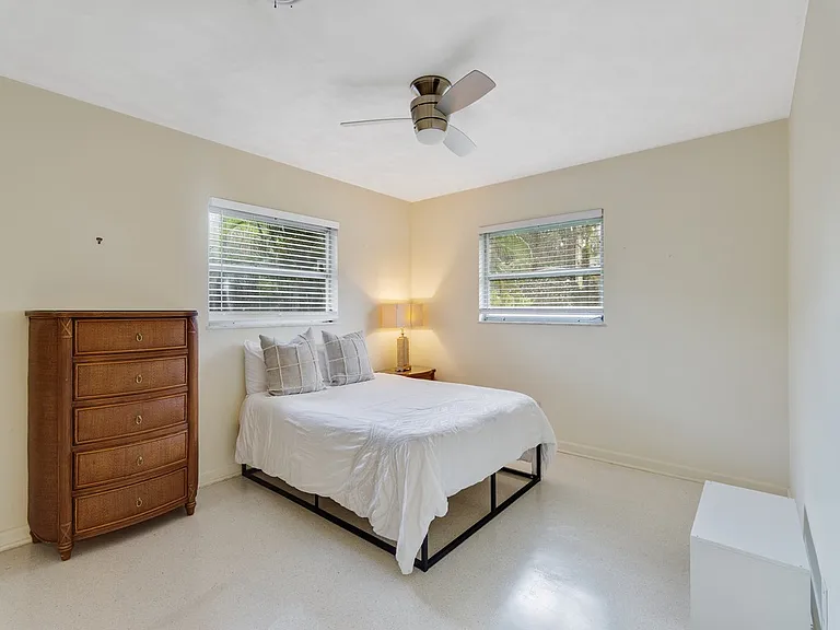 712 Iris Ln — Photo 13