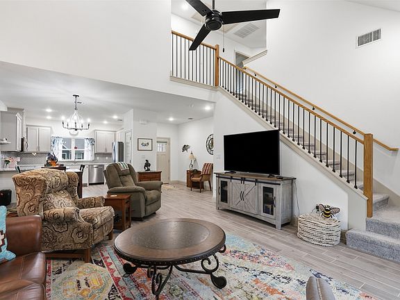 3rd image of 423 Redbud Ln