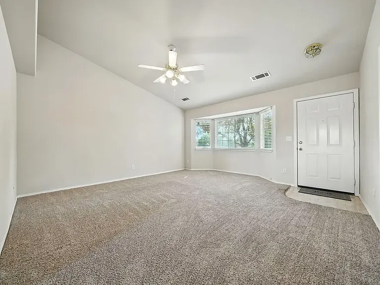 843 Montcrest Dr — Photo 2