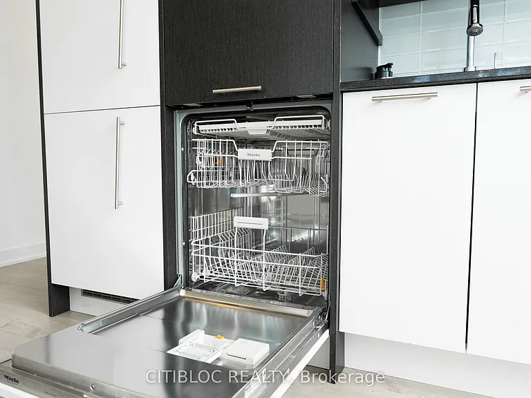 30 Nelson St #2807 — Photo 36