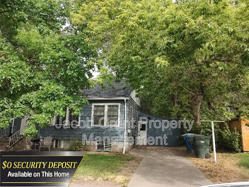 1110 E Lewis St #1/2