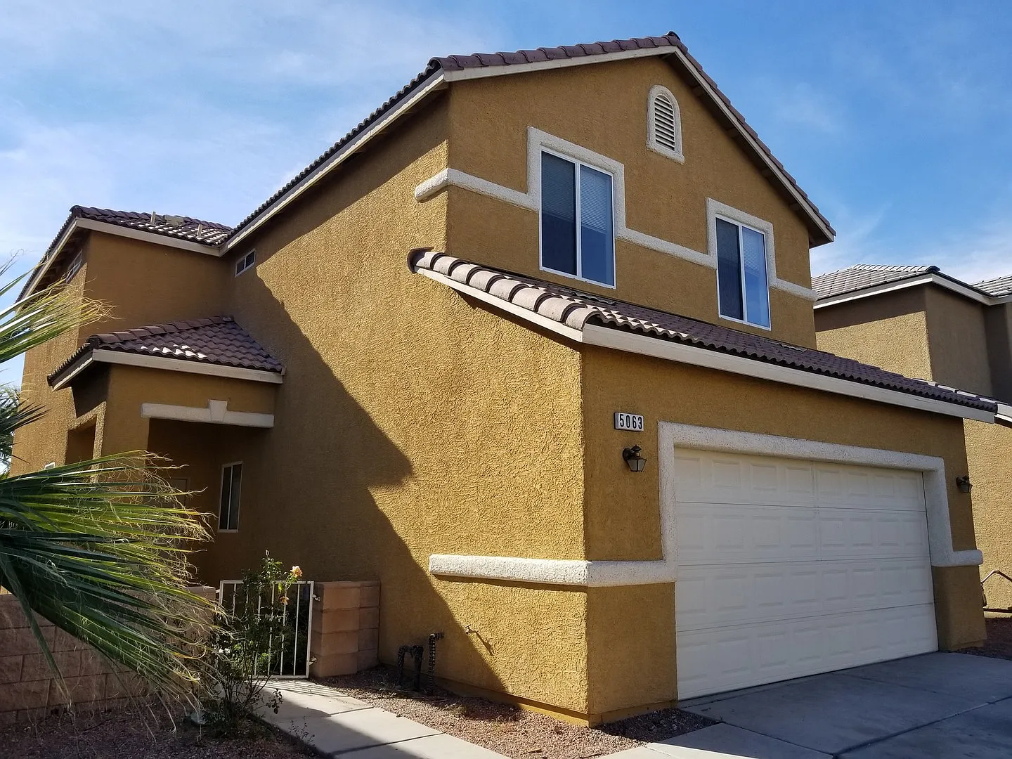 Lovely 2 story home Madre Mesa South Community — Photo 2