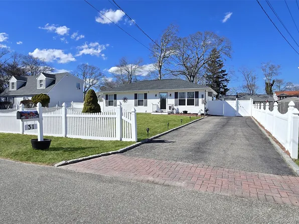 31 Stanley Drive, Shirley, NY 11967