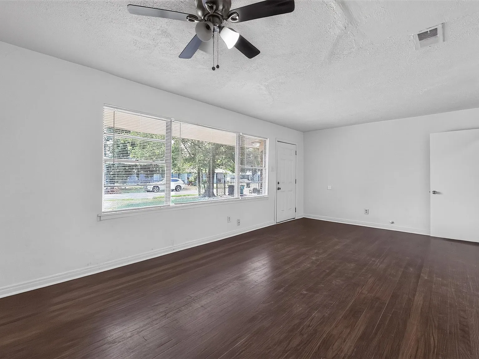 3 bed, 1.0 bath, 1324 sqft, $1,400 — Photo 3