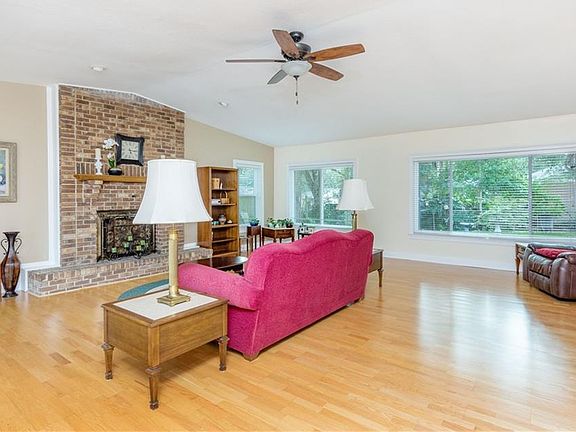 4th image of 719 Westwood Dr