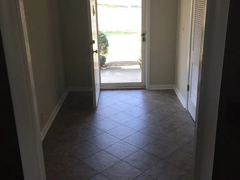 924 Neuhoff Ln — Photo 7