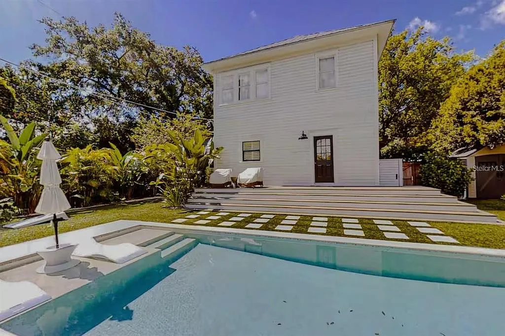 5 bed, 2.5 bath, 2208 sqft, $5,250 — Photo 2
