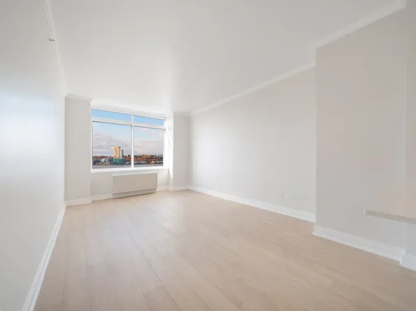 140 Riverside Boulevard image 2 of 28