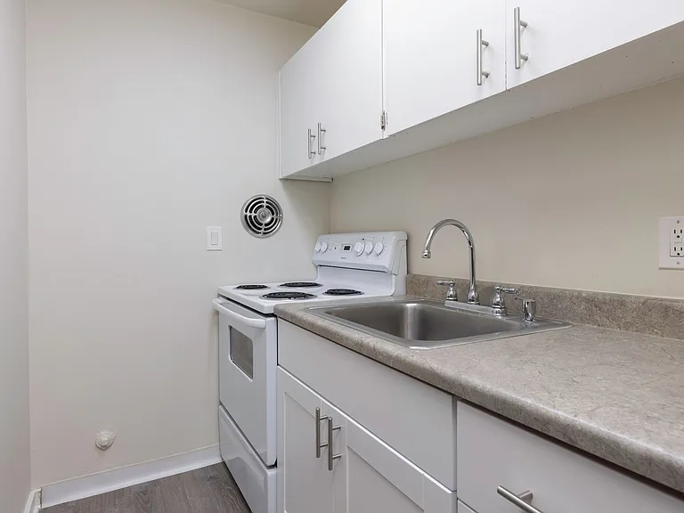 Cordova Apartments — Photo 50