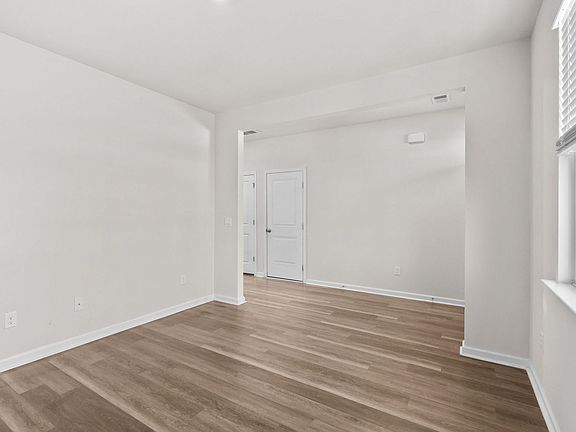 5th image of 531 Meadowgrass Ct