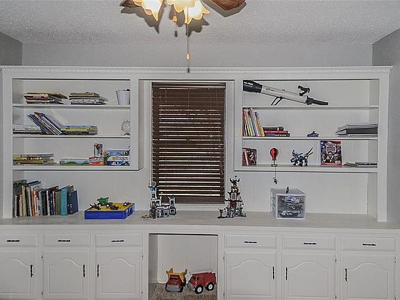 3rd image of 2318 Louise Ln