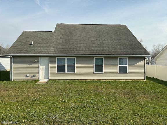 3rd image of 2823 Benford Ln