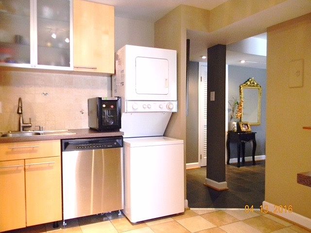 Kitchen, with washer/dryer unit
