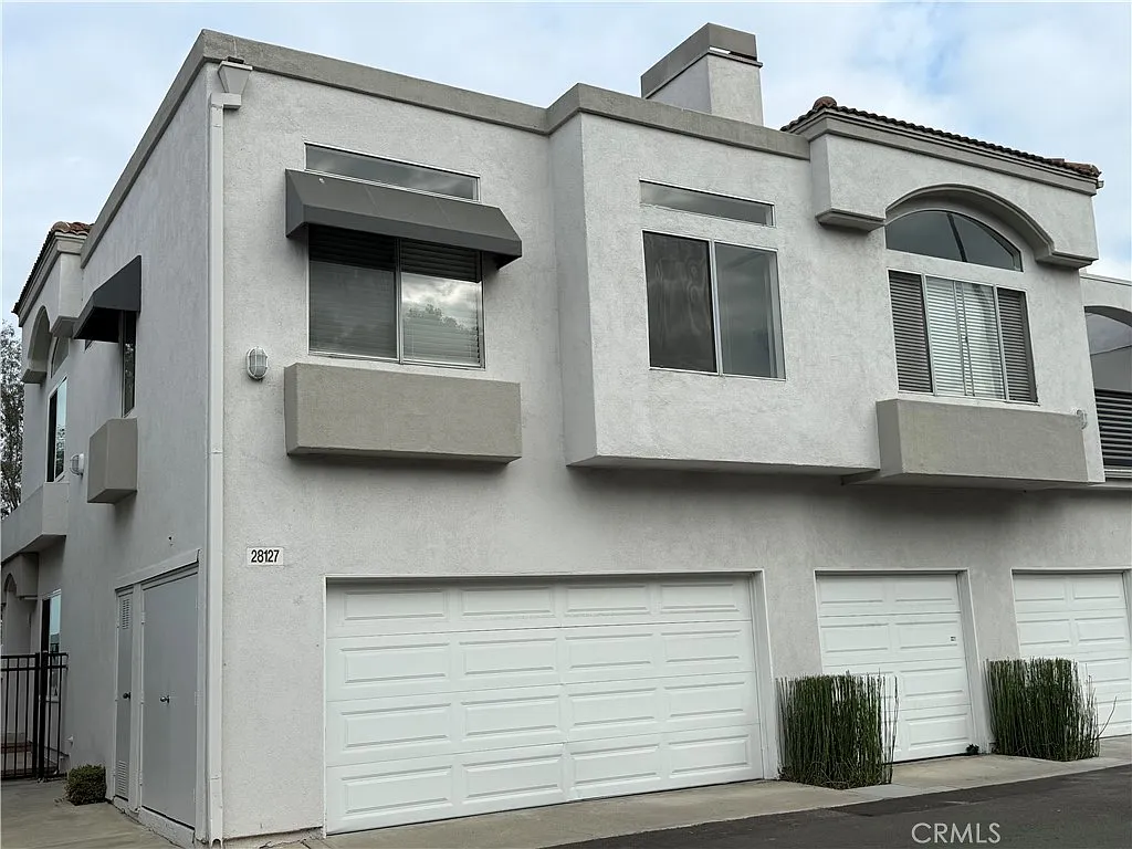 3 bed, 2.5 bath, 1342 sqft, $4,250 — Photo 1