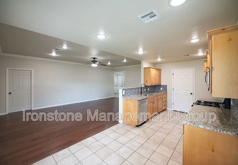 120 W Dogwood St — Photo 5
