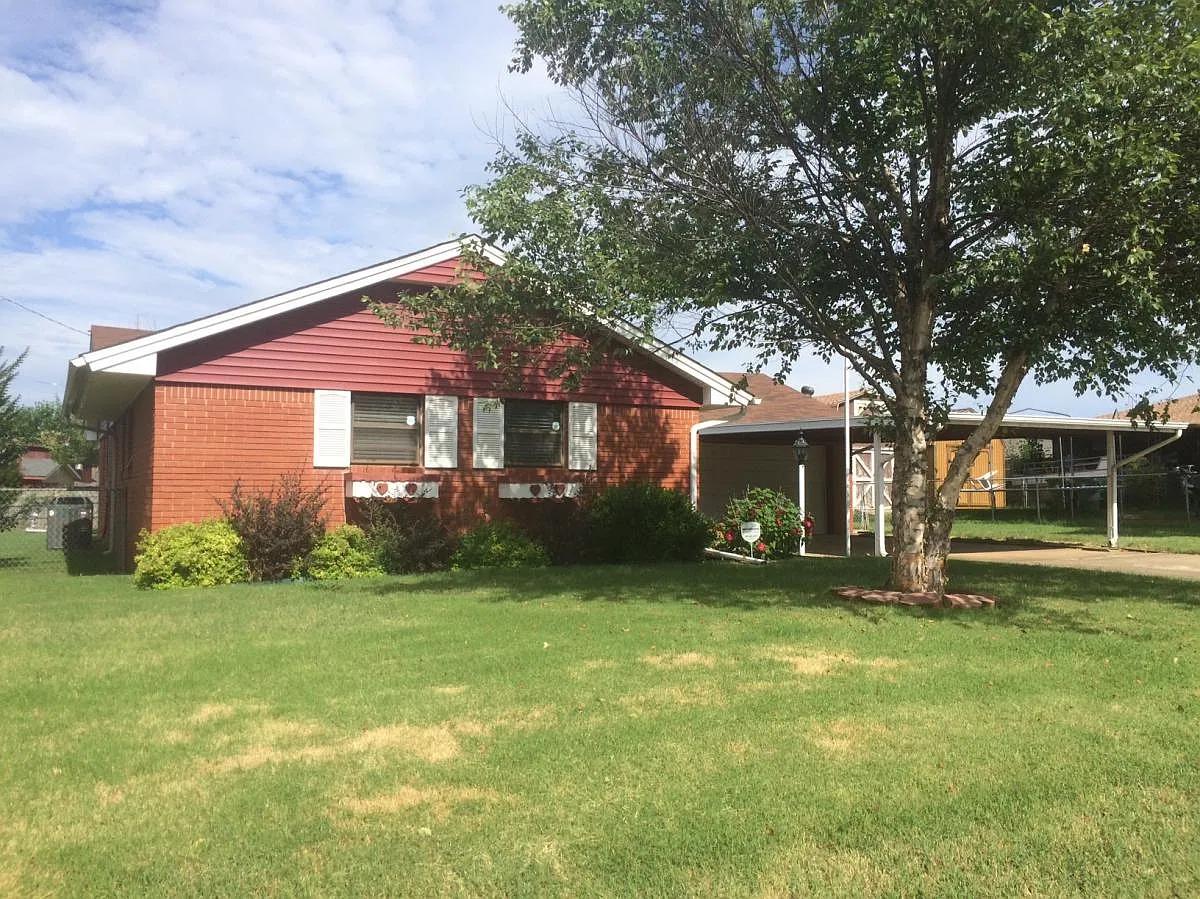 3 bed, 1.5 bath, 1226 sqft, $1,295 — Photo 3