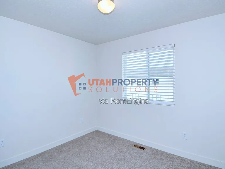 1043 W 400 S — Photo 21