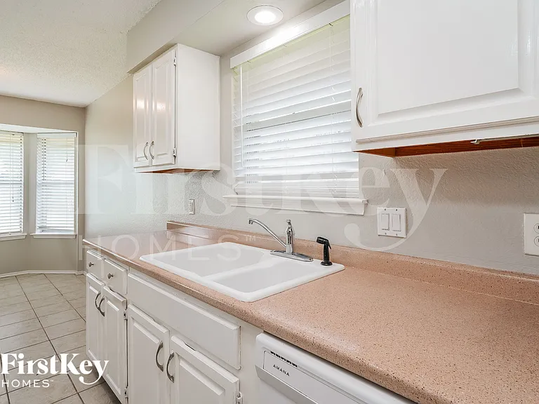 5304 Tamarack Ct — Photo 8