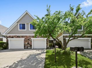 2569 Essex Dr, Northbrook, IL
