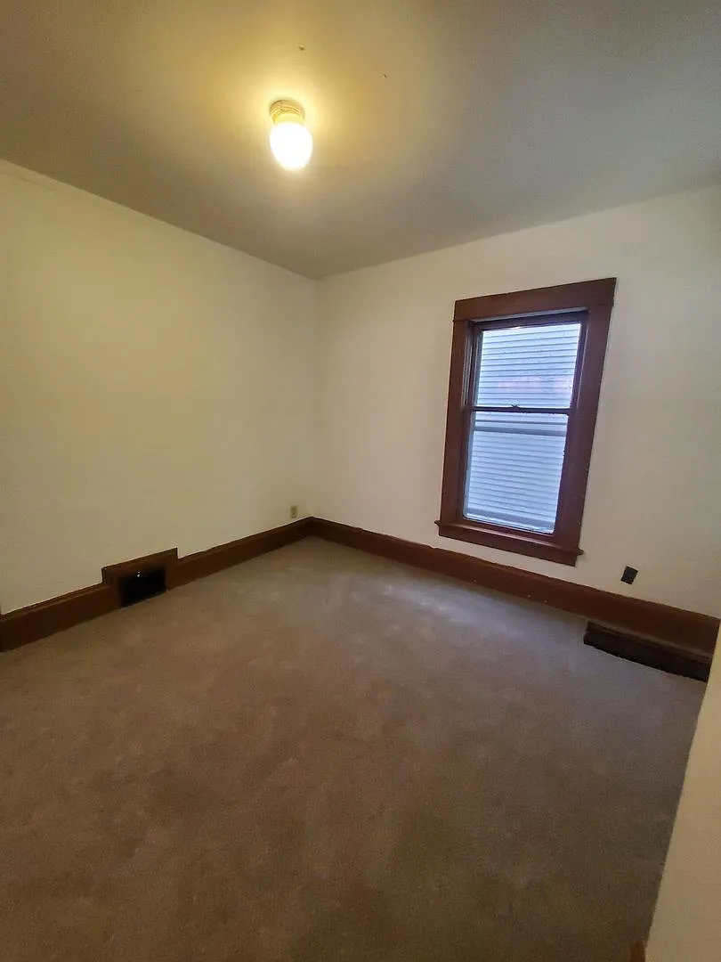 3 Bedroom Single Family — Photo 2