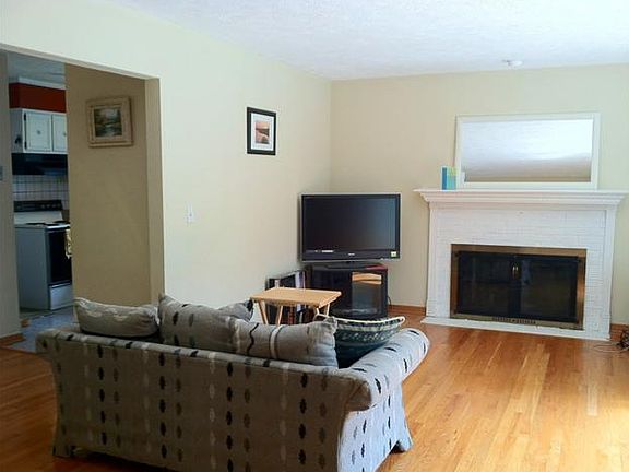 3rd image of 1021 E Touraine Ave