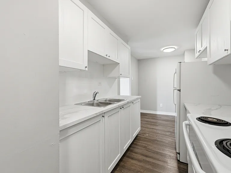 115 Main St E — Photo 1