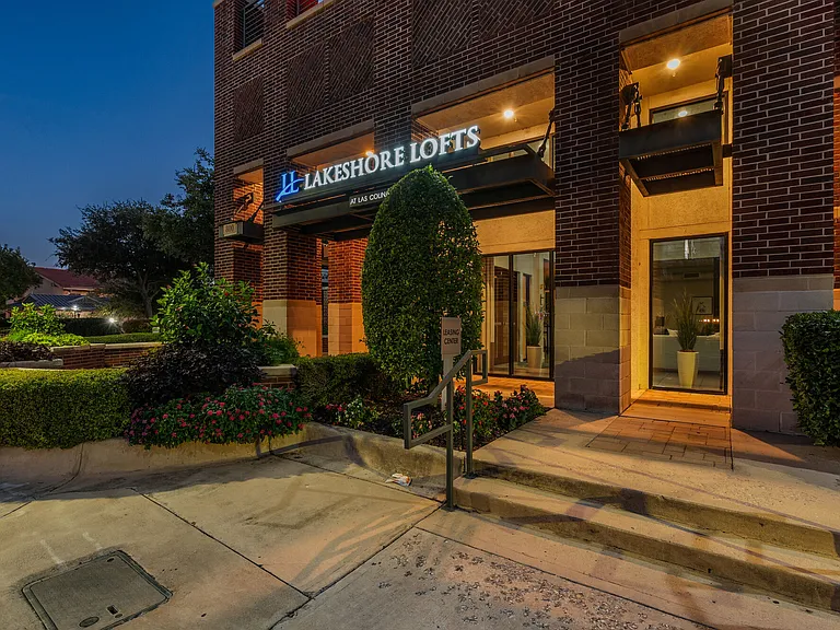 Lakeshore Lofts — Photo 16