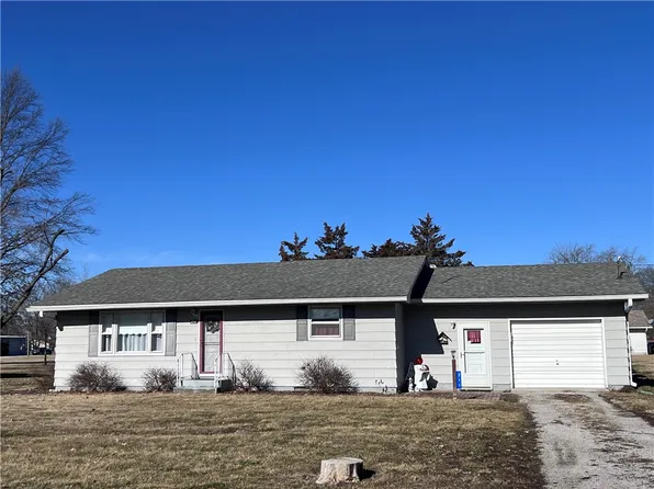 211 N Mulberry St, Farina, IL 62838