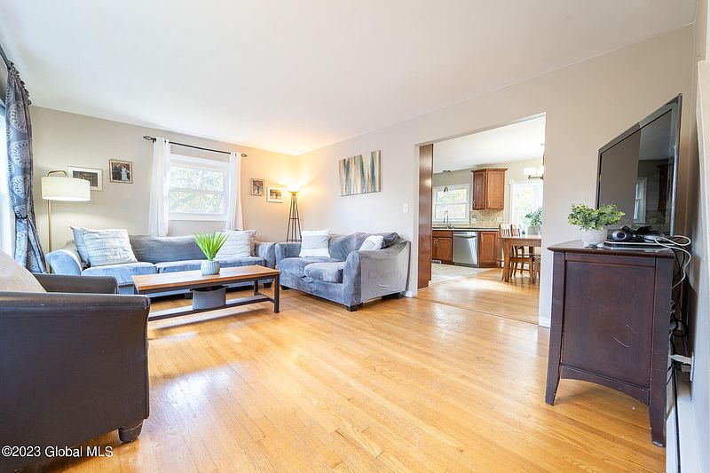 3rd image of 128 Adams Avenue