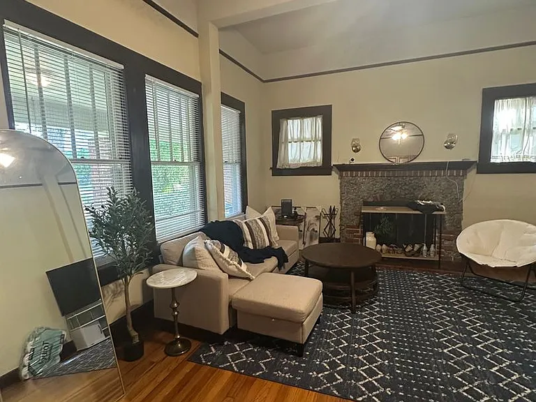 Beautiful downtown quad. 1 and 2 bed units available now. Pets allowed. — Photo 33