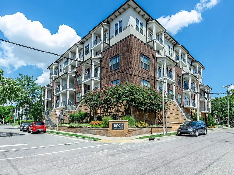 1810 Belcourt — Photo 43
