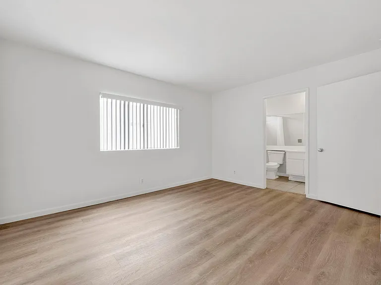 1561 W Jefferson Blvd — Photo 21