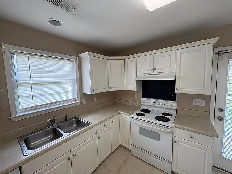 161 Mayfair Ln — Photo 8