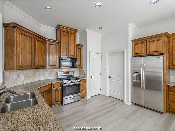 3rd image of 2519 Leyla Ln