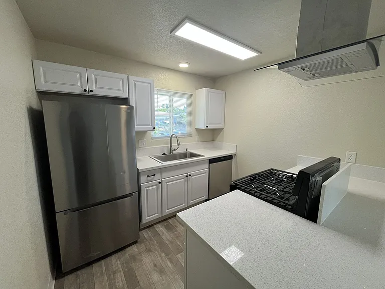 6415-6417 San Stefano St — Photo 46
