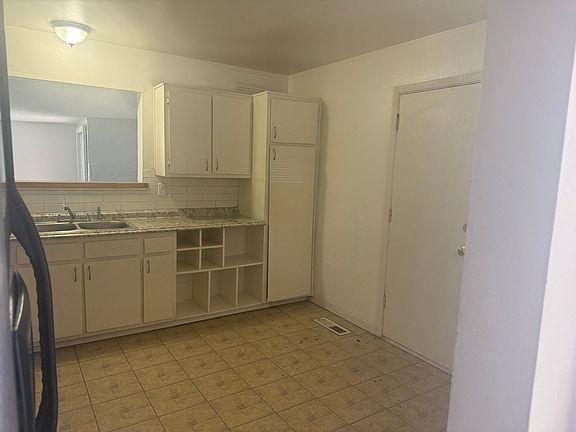5th image of 11424 Faye Ave NE