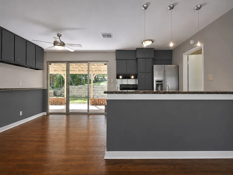 401 Cherry Hill Dr — Photo 3