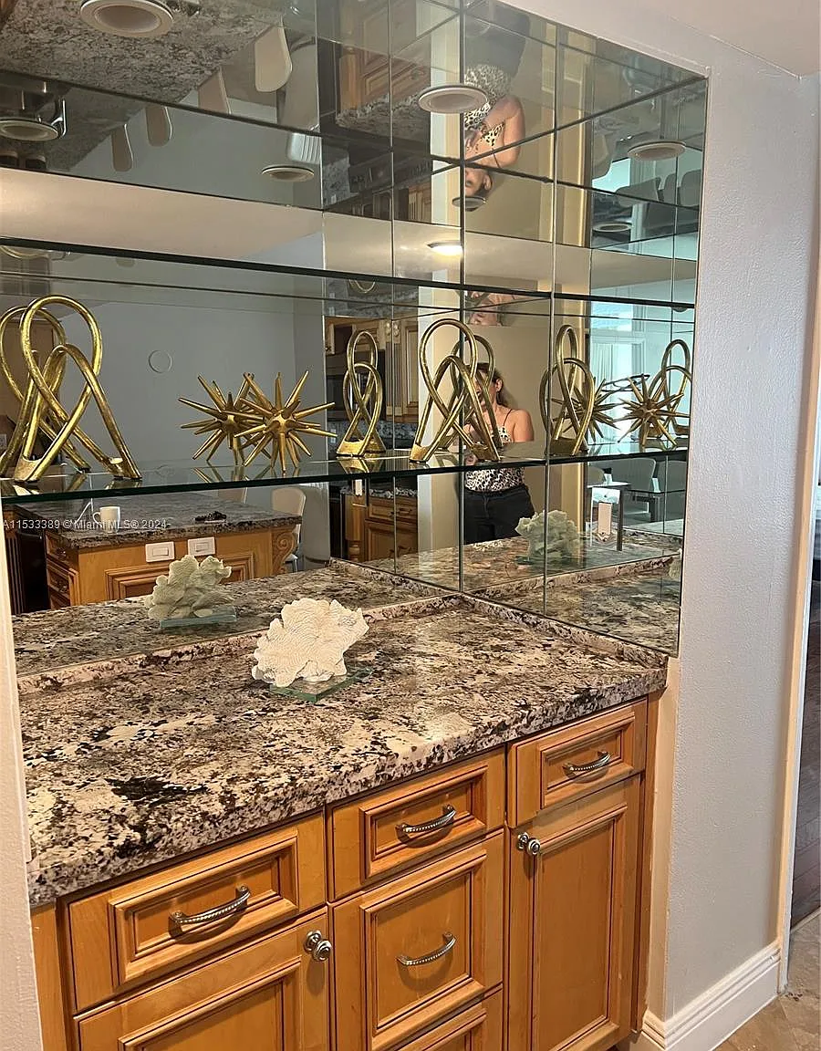 3 bed, 1827 sqft, $6,350 — Photo 4