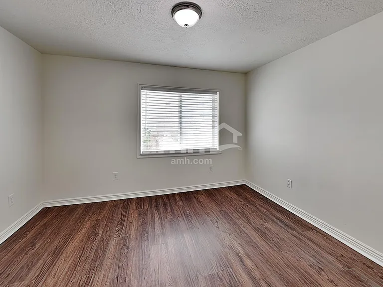 4384 N Maple Dr — Photo 16