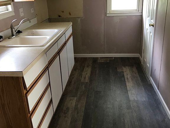 5th image of 427 Hattie St