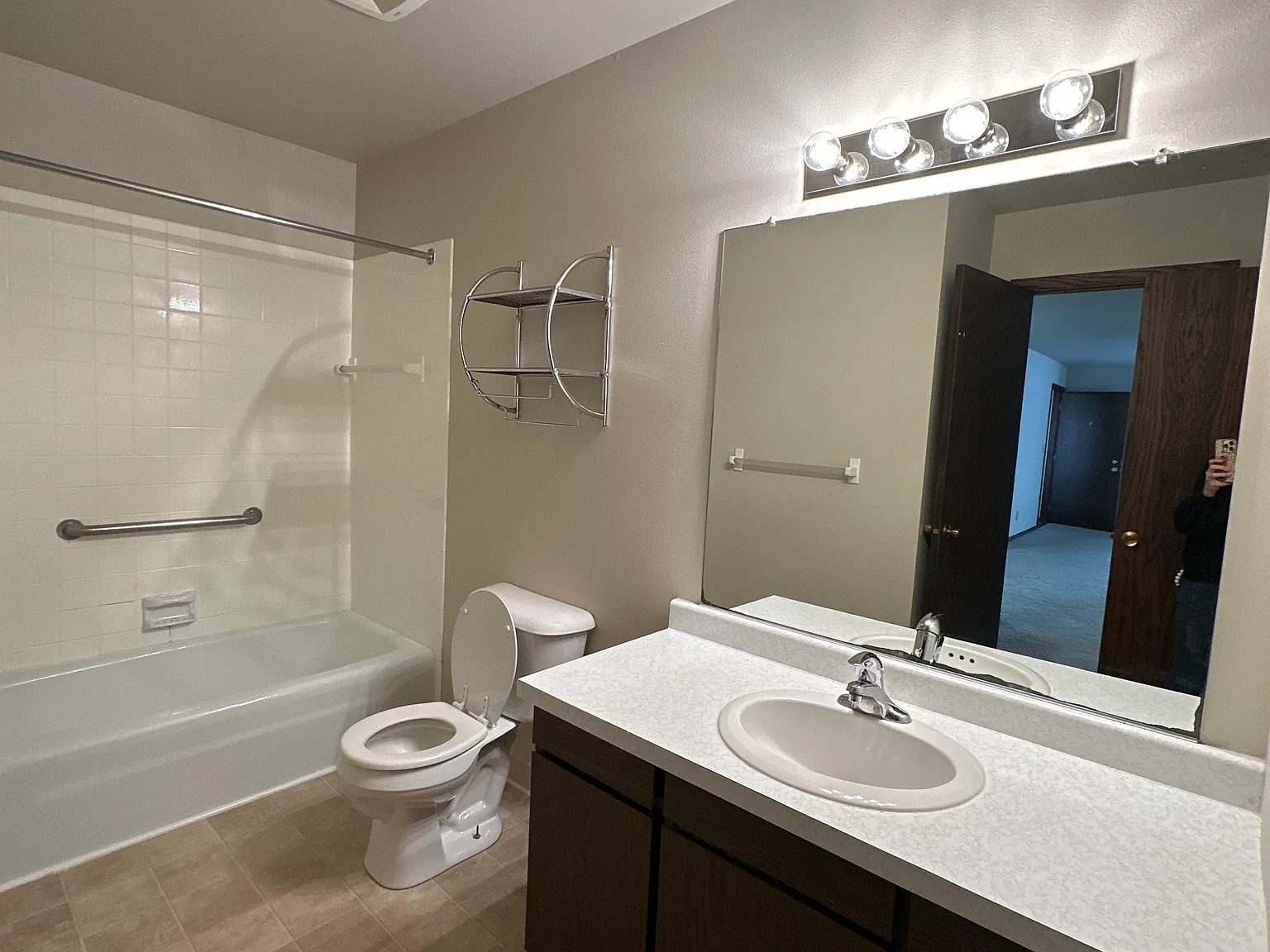 2 bed, 755 sqft, $830 — Photo 2