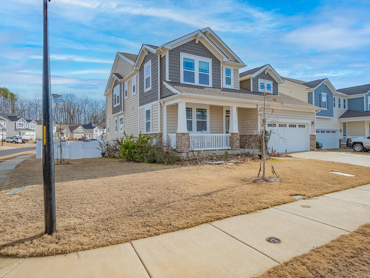 5 bed, 4.5 bath, 3944 sqft, $3,600 — Photo 2