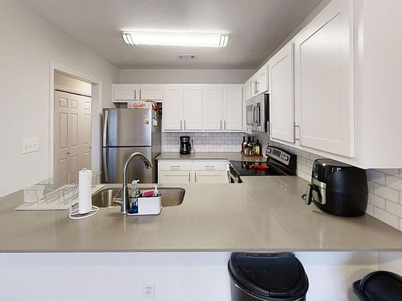 3rd image of 1610 Waterston Ave APT 13
