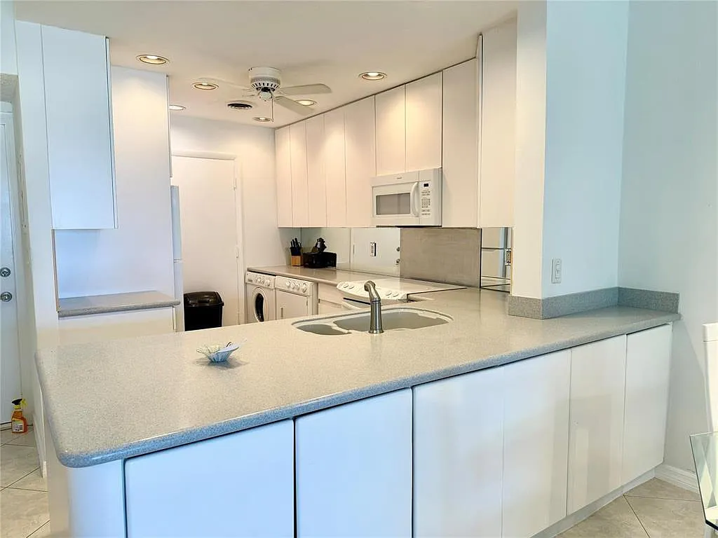 2 bed, 2.0 bath, 904 sqft, $3,000 — Photo 3