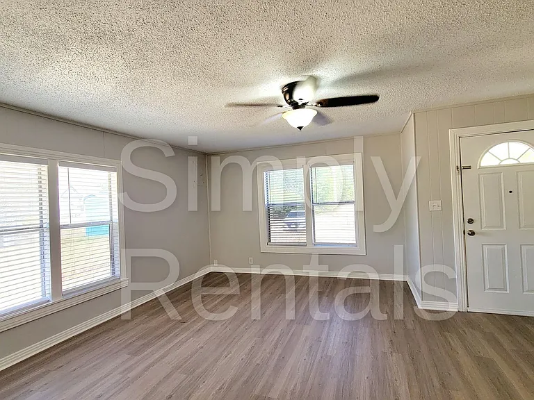105 Windsor St — Photo 4
