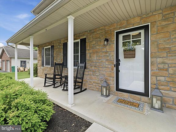 4th image of 384 Leedy Way E
