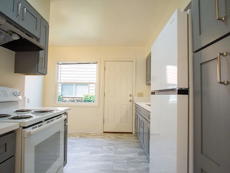 2500 NE Couch St #3 — Photo 2