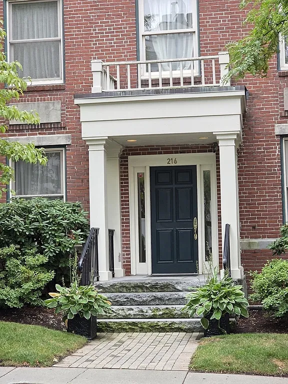 2 bed, 2.0 bath, 1396 sqft, $5,000 — Photo 2