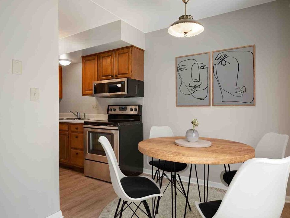2nd image of 910 W Riverside Ave #6