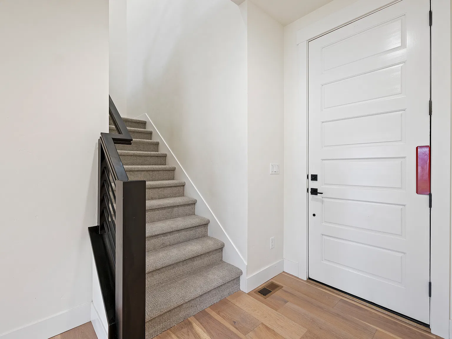 4 bed, 2.5 bath, 2720 sqft, $2,985 — Photo 2